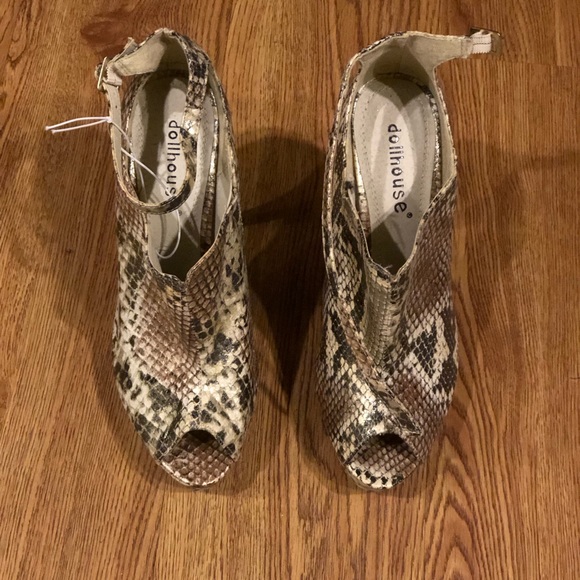 Size 8 dollhouse heels - Picture 2 of 3